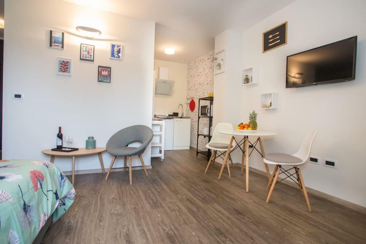 Caprice Studio Apartment Porec Exterior photo
